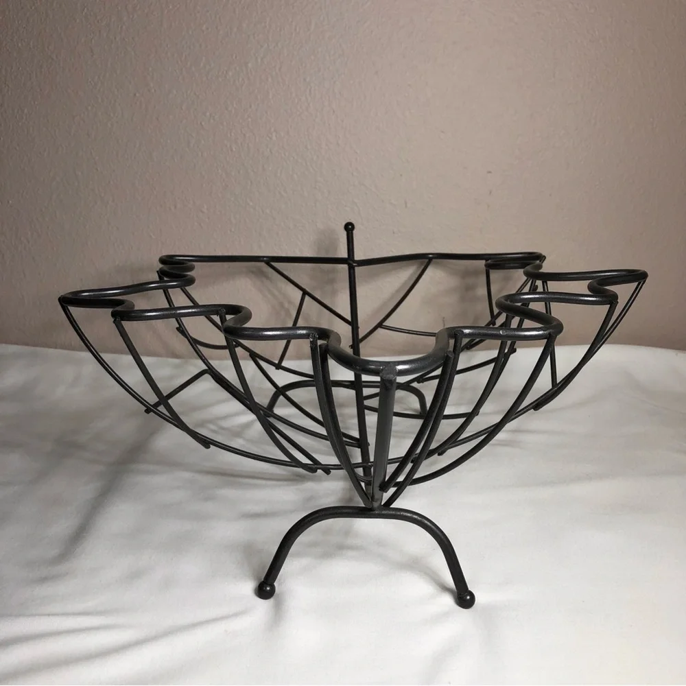 Metallic Sturdy & Durable Leaf Shaped Wire Fruit Basket Tabletop Decor
